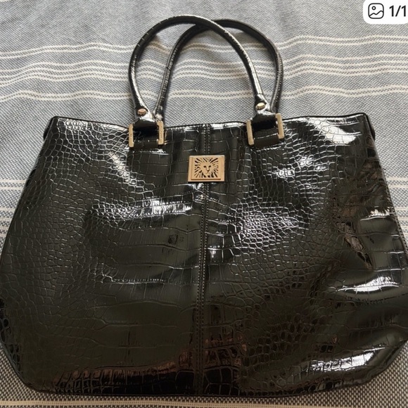 Elegant Black Crocodile-Embossed Tote Handbag - Picture 2 of 2